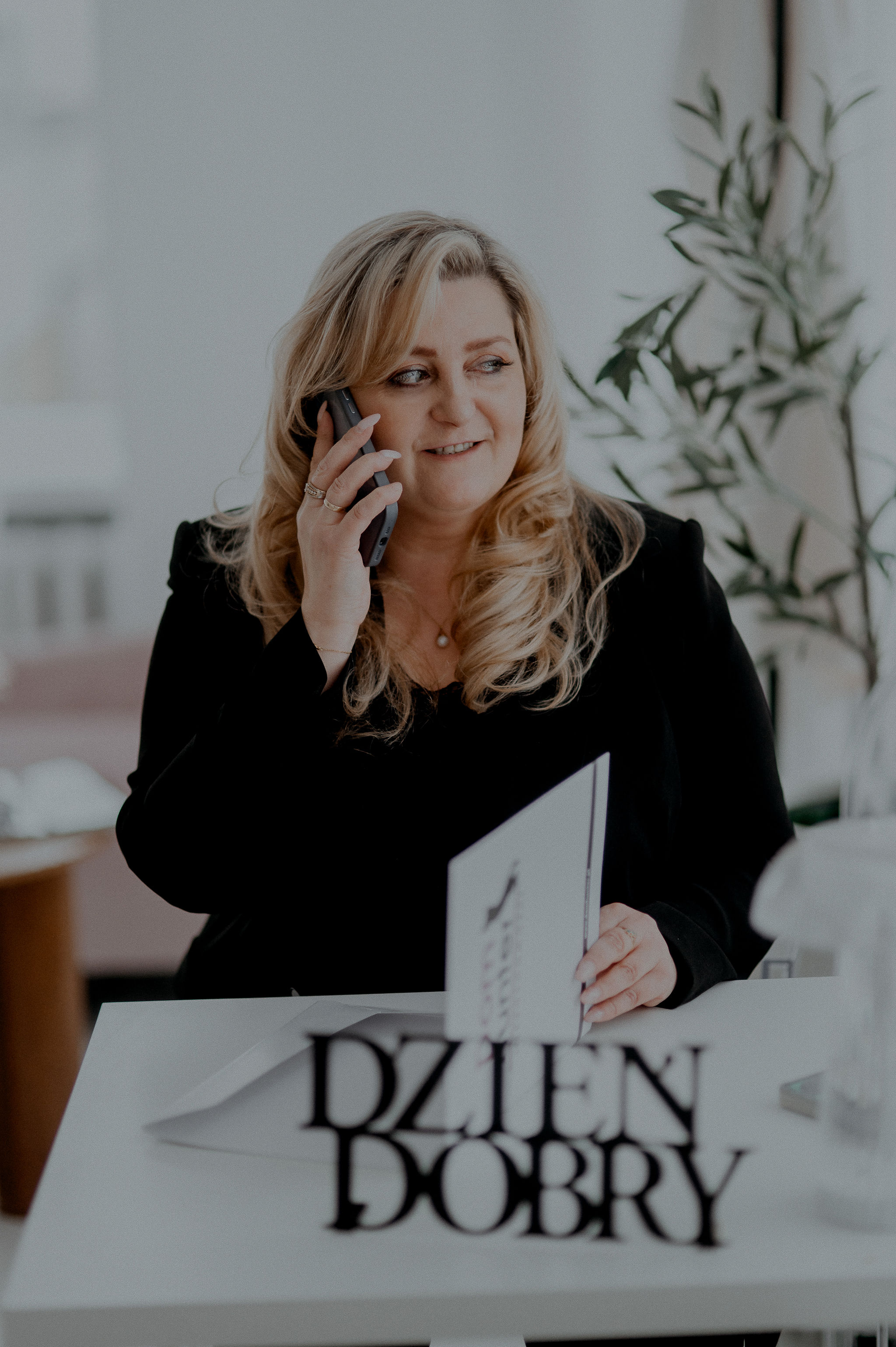Agentka Dom Hunter odbiera telefon od klienta