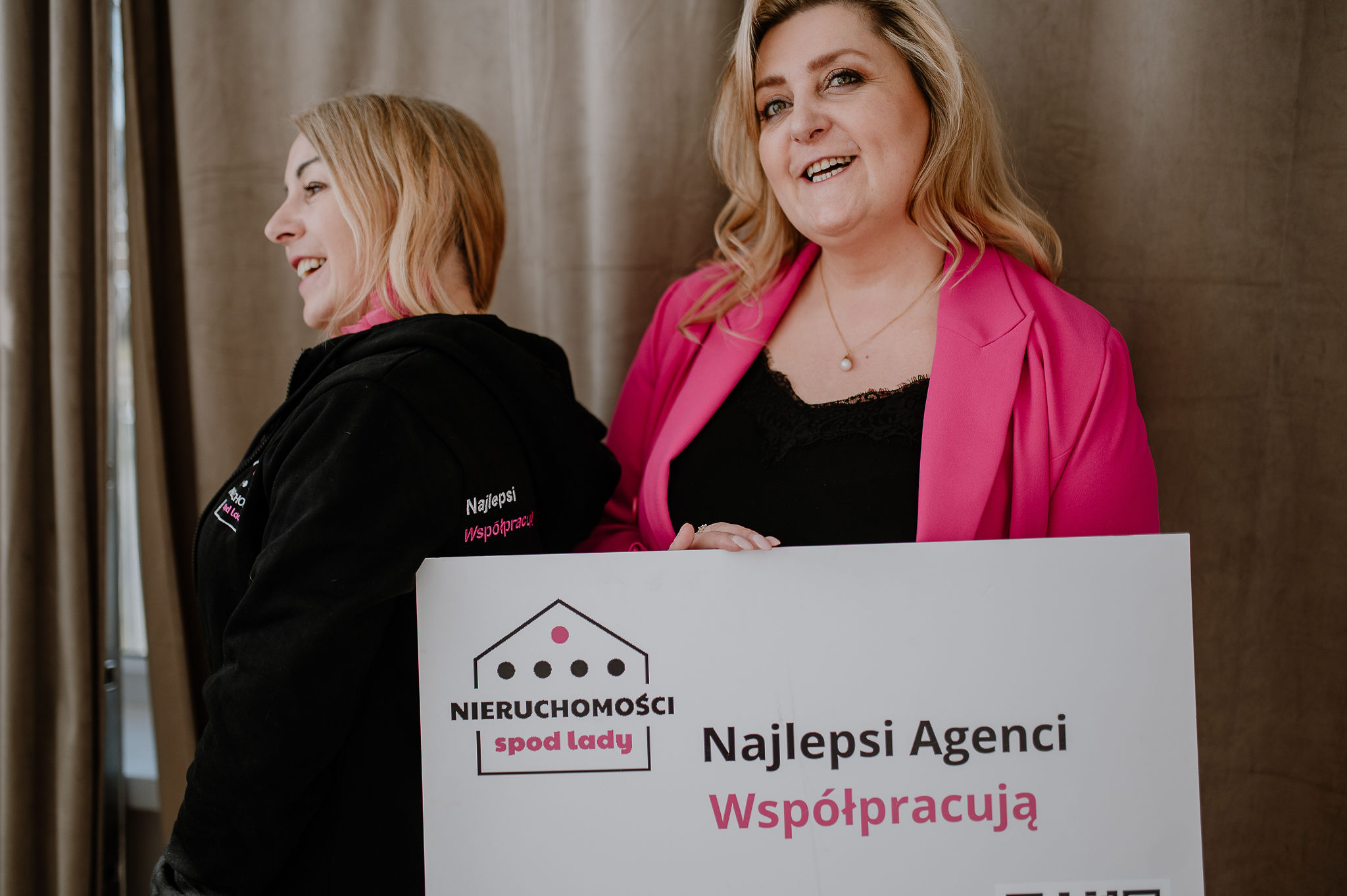 Agentki Dom Hunter z tabliczką Nieruchomości Spod Lady, najlepsi agenci współpracują